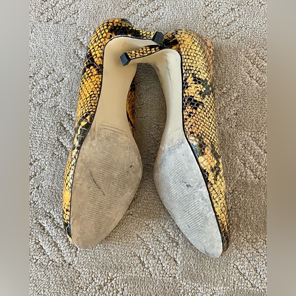 Size 8 snake pumps, yellow and black, 1.5 inch kitten heel, round toe - Picture 5 of 6